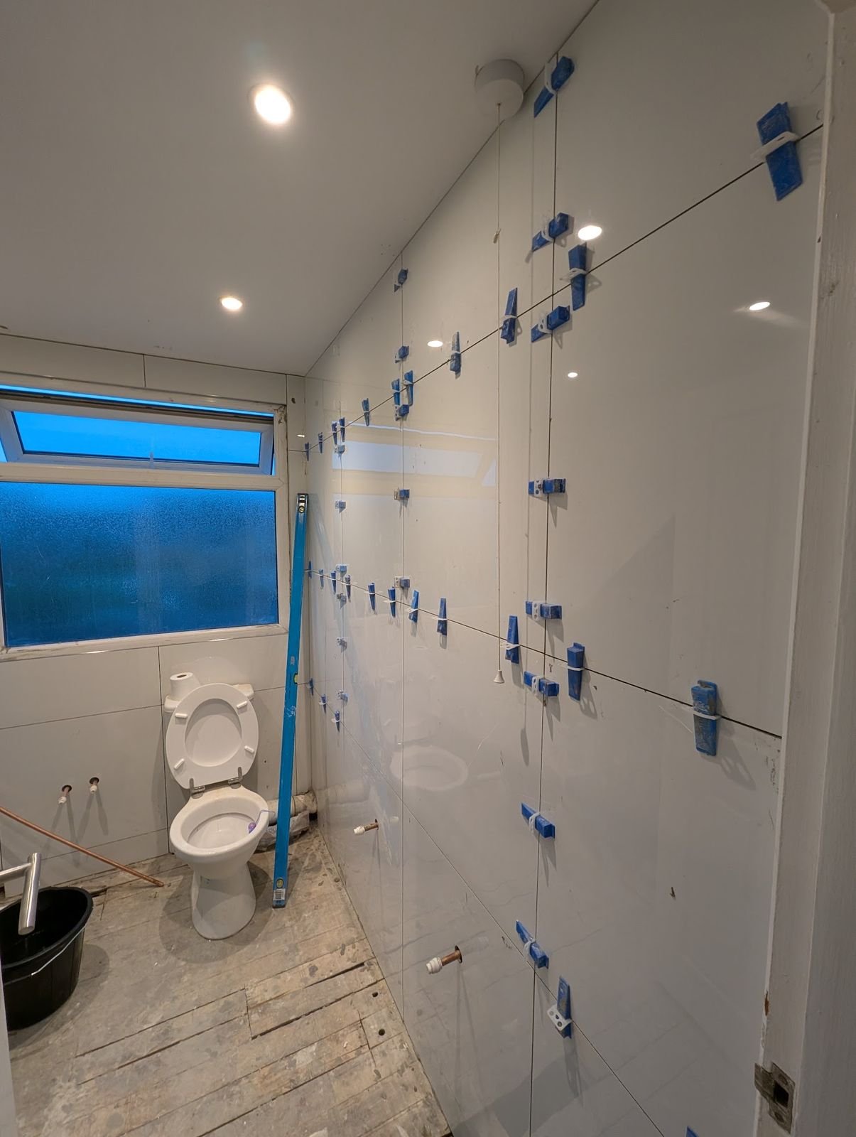 Wall tiles set with levelling clips
