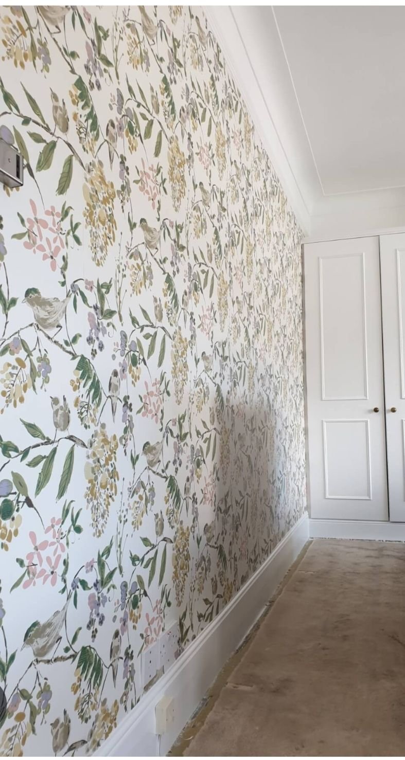 Floral feature wallpaper