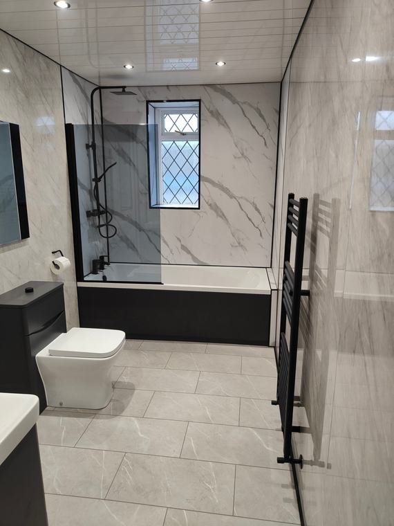 Marble-effect bathroom with black bath panel