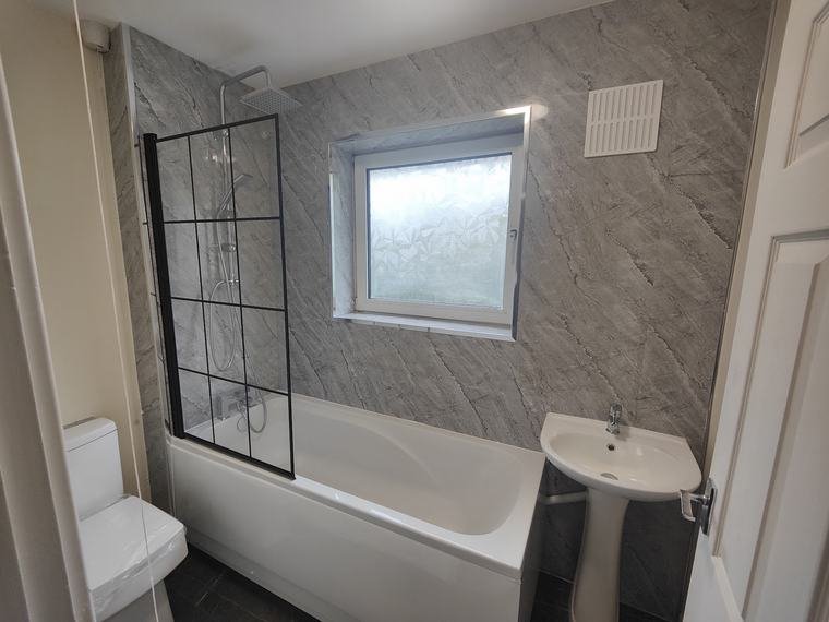 Bath with black grid screen