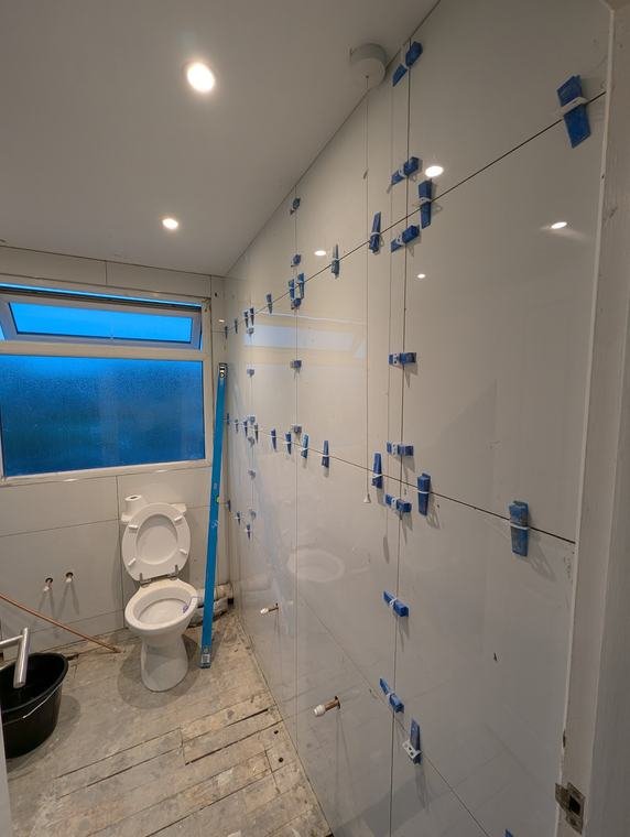 Wall tiles set with levelling clips