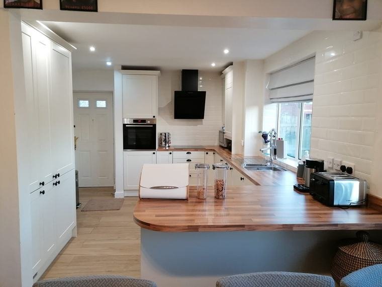 White gloss kitchen with walnut breakfast bar