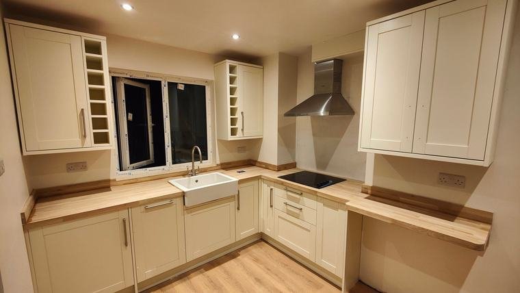 Cream shaker kitchen with oak worktops