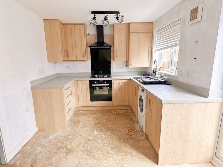 Oak-effect units with grey worktops