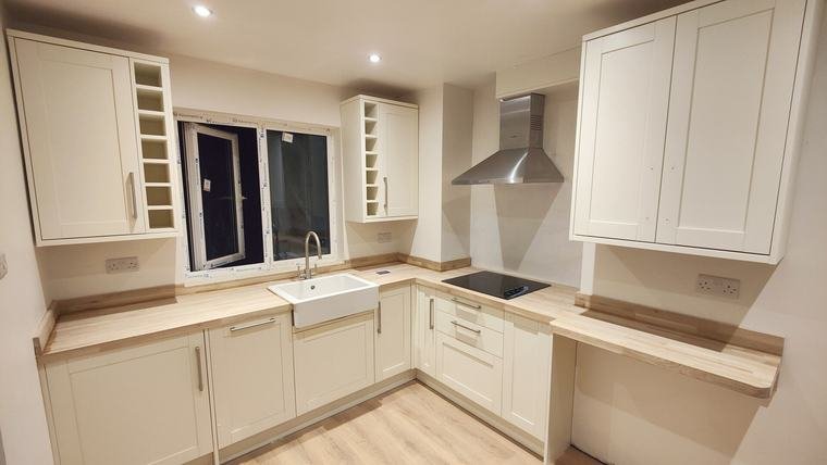 Cream shaker L-shaped kitchen